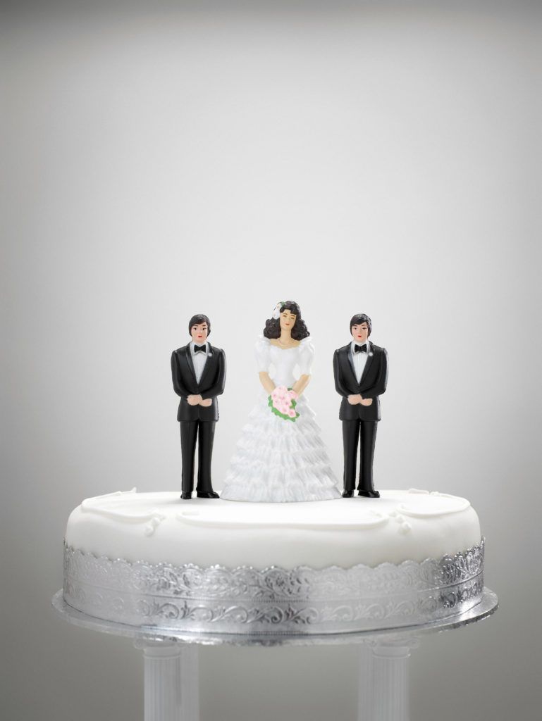 Wedding figurines on a wedding cake